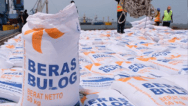 Direktur Utama Perum Bulog, Ahmad Rizal Ramdhani, memastikan harga beras tetap stabil walaupun biaya bahan baku kemasan plastik saat ini tengah merangkak naik.