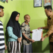 Sejumlah bantuan oleh Dinsos, BAZNAS Purbalingga diserahkan oleh  Bupati Purbalingga, Fahmi Muhammad Hanif, didampingi istri, Syahzani Fahmi Muhammad Hanif, saat kunjungan Senin 13 April 2026.