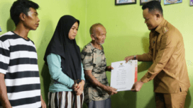 Sejumlah bantuan oleh Dinsos, BAZNAS Purbalingga diserahkan oleh  Bupati Purbalingga, Fahmi Muhammad Hanif, didampingi istri, Syahzani Fahmi Muhammad Hanif, saat kunjungan Senin 13 April 2026.