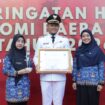 Bupati Purbalingga Fahmi M Hanif,Bupati Purbalingga menunjukkan penghargaan