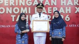 Bupati Purbalingga Fahmi M Hanif,Bupati Purbalingga menunjukkan penghargaan