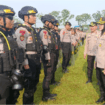 Kapolres Purbalingga AKBP Anita Indah Setyaningrum saat pelatihan pengendalian massa (Dalmas) di Lapangan Kelurahan Kalikabong, Kecamatan Kalimanah, Selasa 14 April 2026.