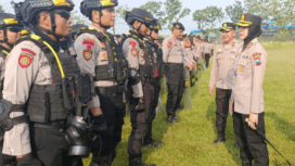 Kapolres Purbalingga AKBP Anita Indah Setyaningrum saat pelatihan pengendalian massa (Dalmas) di Lapangan Kelurahan Kalikabong, Kecamatan Kalimanah, Selasa 14 April 2026.