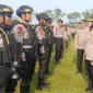 Kapolres Purbalingga AKBP Anita Indah Setyaningrum saat pelatihan pengendalian massa (Dalmas) di Lapangan Kelurahan Kalikabong, Kecamatan Kalimanah, Selasa 14 April 2026.