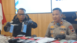 Wakapolres Purbalingga Kompol Agus Amjat Purnomo saat memberikan keterangan pers pengungkapan kasus transaksi obat terlarang  Jumat 24 April 2026.