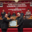 Badan Narkotika Nasional (BNN) Kabupaten Purbalingga menyerahkan penghargaan kepada DPRD Kabupaten Purbalingga, Senin (04/05/2026).