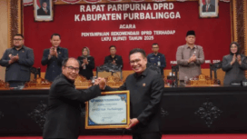 Badan Narkotika Nasional (BNN) Kabupaten Purbalingga menyerahkan penghargaan kepada DPRD Kabupaten Purbalingga, Senin (04/05/2026).
