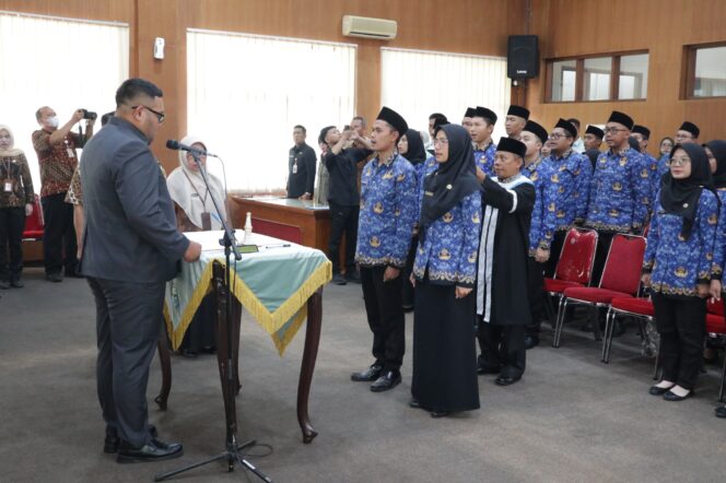 
 Wabup Dimas melantik puluhan ASN, kemarin