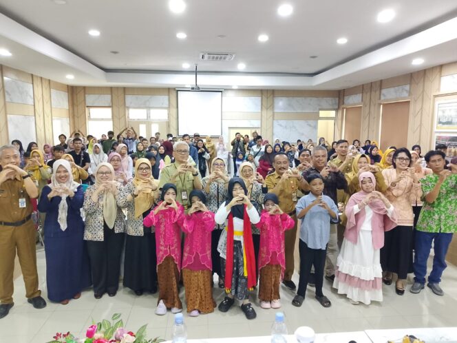 
					Pemerintah Kabupaten Purbalingga menyerahkan bantuan sosial berupa uang lauk pauk dan transportasi senilai Rp162 juta kepada 85 penyandang Thalasemia mayor.