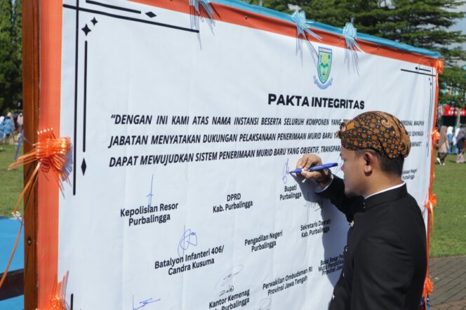 
					Bupati Purbalingga Fahmi M Hanif tandatangani Pakta Integritas