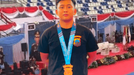 Bripda Setya Alvio Pragurirawan, Anggota Bidang Pengamanan Satuan Samapta Polres Purbalingga meraih Juara 1 sekaligus medali emas dalam ajang Kapolri Cup Karate 2026.