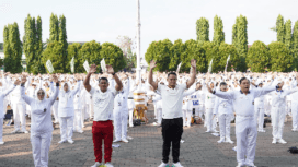 Ribuan orang bergerak serempak mengikuti irama gerakan, membuktikan bahwa usia bukan penghalang untuk tetap aktif dan bugar.