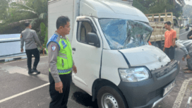 Mobil Boks Tabrak Jembatan Tlagayasa Pengemudi Masuk Rumah Sakit