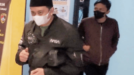 Penyidik KPK membawa Wakil Rektor III Unsoed Norman Arie Prayogo serta sejumlah pejabat kampus dan pihak swasta menuju Jakarta usai menjalani pemeriksaan di Mapolresta Banyumas.