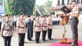 Kapolres Purbalingga AKBP Hendry Susanto Sianipar memimpin langsung upacara serah terima jabatan (sertijab) perwira di lapangan Mapolres pada Senin 24 Agustus 2026