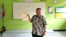 Prasetio, Alumnus SMP Negeri 2 Purbalingga tahun 1982 yang juga Guru Bahasa Jawa di SMP Negeri 3 Purbalingga saat mengajar dalam Kelas Inspirasi IKAPERO Mengajar, Kamis 30 Juli 2026