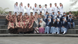 Para murid SMK Ma'arif NU Karangreja turut merasakan pengalaman berbeda. Mereka mengemban amanah sebagai petugas upacara dalam lokasi yang tidak biasa.