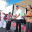 Bupati Purbalingga Fahmi Muhammad Hanif menyalurkan gaji dan tunjangannya lewat program Sepasang Sepatu Sejuta Harapan