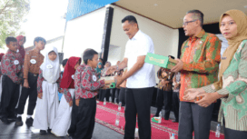 Bupati Purbalingga Fahmi Muhammad Hanif menyalurkan gaji dan tunjangannya lewat program Sepasang Sepatu Sejuta Harapan