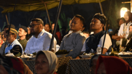 Bupati Purbalingga meresmikan Lapangan Bengkok Desa Sidareja dalam pagelaran Uleman Wayang Rakyat sekaligus merespons isu kekeringan dan perbaikan jalan.