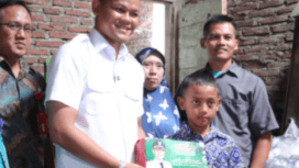 Bupati Fahmi meninjau langsung hunian siswa penerima donasi di Padamara dan menjanjikan program pemugaran rumah siswa