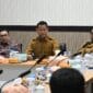 bupati Fahmi saat rapat pilkades