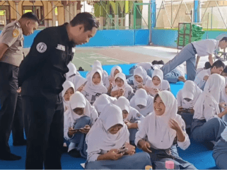 Polres Purbalingga menggelar pelatihan edukasi etika digital AI untuk ratusan siswa SMAN 1 Bukateja guna tingkatkan kecakapan teknologi.