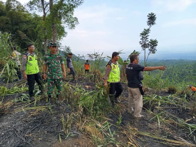 
					Kesigapan Tim Gabungan Padamkan Karhutla di Sangkanayu