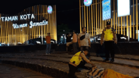 Polisi mengevakuasi temuan mayat di Taman Usman Janatin Purbalingga. Hasil pemeriksaan medis tidak menemukan adanya tanda-tanda kekerasan pada korban.