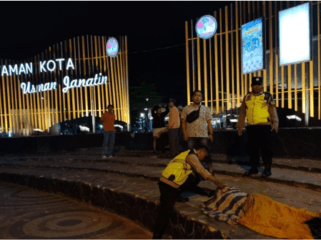 Polisi mengevakuasi temuan mayat di Taman Usman Janatin Purbalingga. Hasil pemeriksaan medis tidak menemukan adanya tanda-tanda kekerasan pada korban.