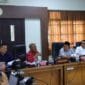 ketua Pansus Imawan saat memimpin rapat Raperda Desa, Foto Alwi untuk Independensiber.com
